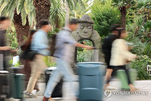 관광객으로 북적이는 제주공항