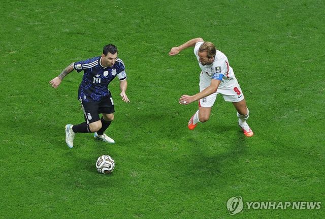 리오넬 메시(오니쪽)를 압박하는 해리 케인