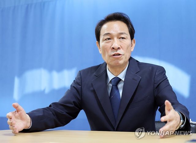 연합뉴스와 인터뷰하는 우상호 강원도지사