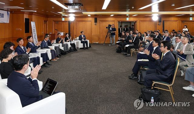 부동산 세제 국민 의견 경청 토론회 참석한 구윤철 부총리