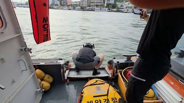 물에 빠진 취객 구조하는 울산해경