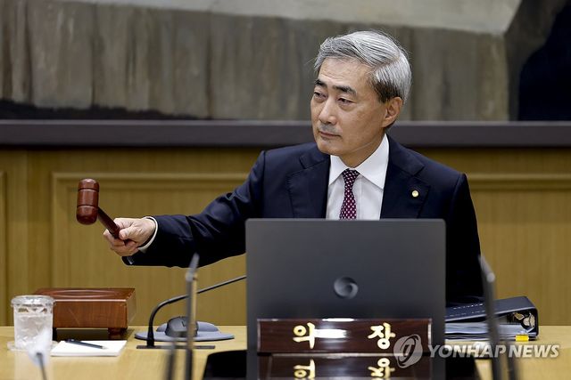 금융통화위원회 본회의, 의사봉 두드리는 신현송 한은 총재