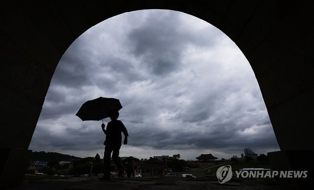 먹구름 가득한 하늘