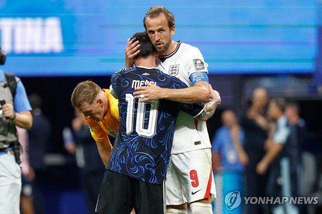메시와 포옹하는 케인
