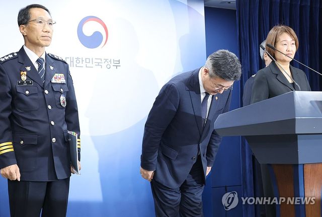 인사하는 윤호중 장관