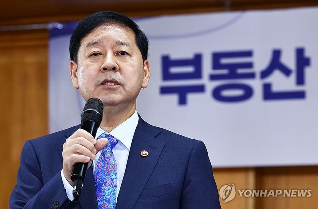 토론회서 발언하는 구윤철 부총리