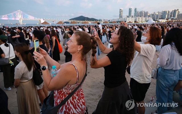 광안리 드론쇼 촬영하는 외국인들