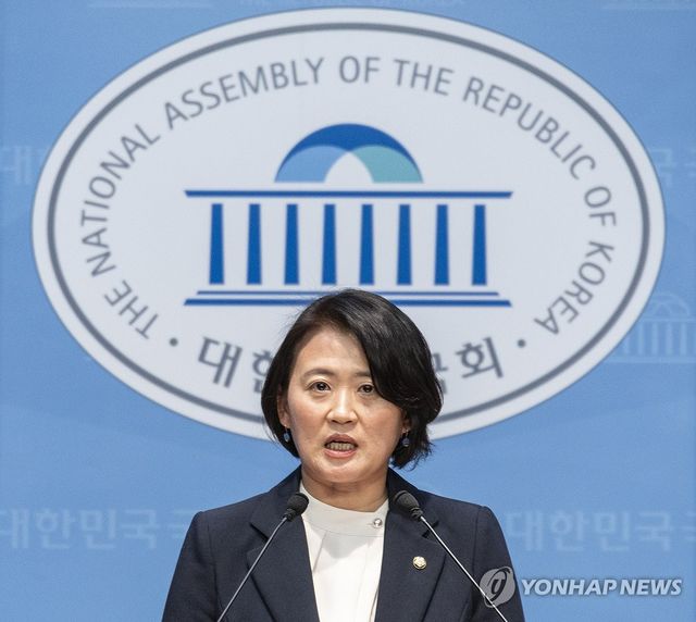 브리핑 하는 더불어민주당 박지혜 대변인