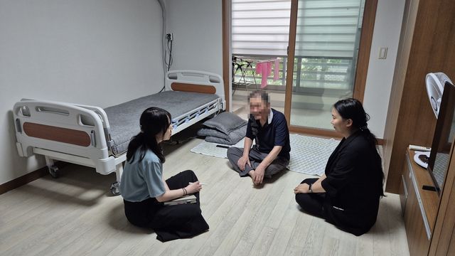 용인시 따숨케어하우스 입주자와 상담하는 시설 관계자