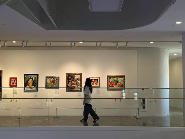 프리다 칼로 작품의 복제본 전시