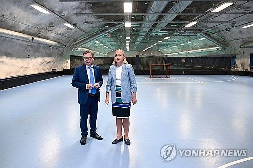 핀란드 헬싱키의 방공호를 방문한 요한 바데풀 독일 외무장관(왼쪽)과 엘리나 발토넨 핀란드 외무장관 [AP=연합뉴스. 재판매 및 DB 금지] 