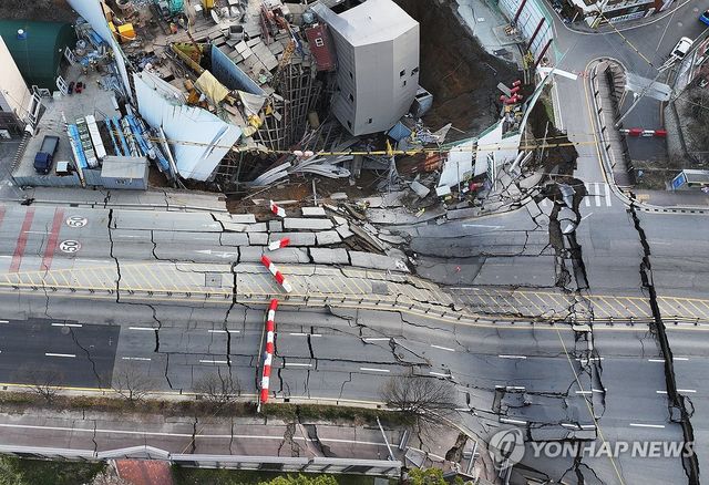 2025년 4월 11일 발생한 경기 광명시 신안산선 지하터널 붕괴 사고 현장 