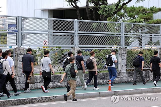 파업으로 일찍 퇴근하는 현대차 직원들