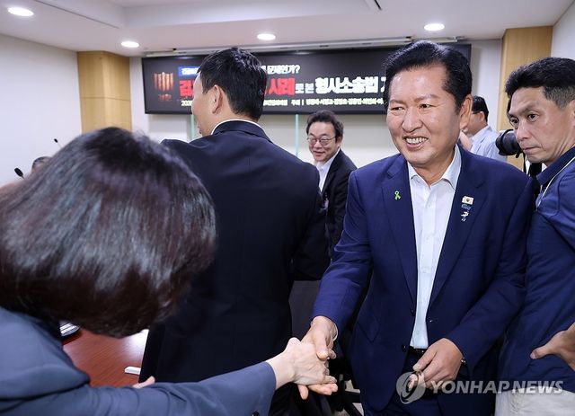 형사소송법 개정 토론회 참석자들과 인사하는 정청래 전 대표