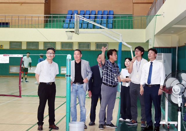 '문자 민원' 현장인 도솔다목적체육관 찾은 대전 서구청장(오른쪽)
