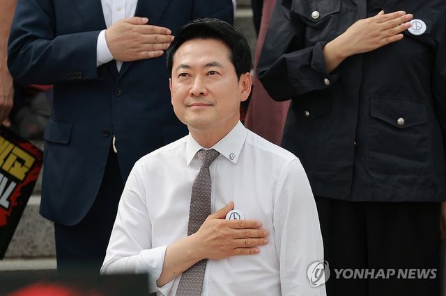국기에 경례하는 국민의힘 장동혁 대표
