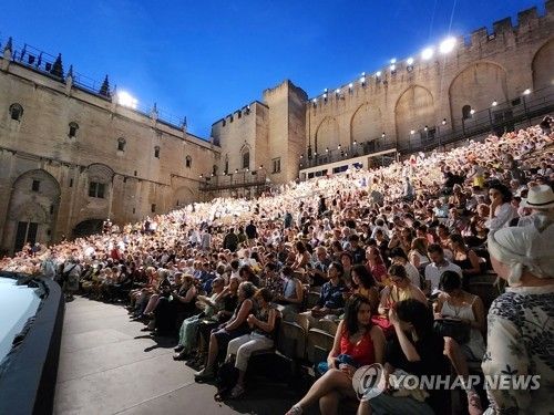 '작별하지 않는다' 낭독공연에 몰린 관객들