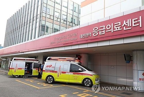 119구급대가 지역 대학병원 응급의료센터로 중증 환자를 이송하는 모습 [연합뉴스 자료사진]