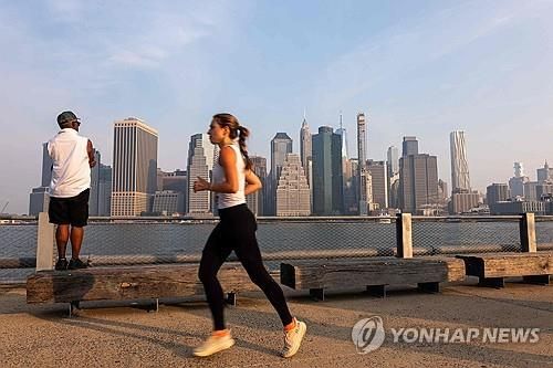 17일 오전 뉴욕시 브루클린브리지 공원