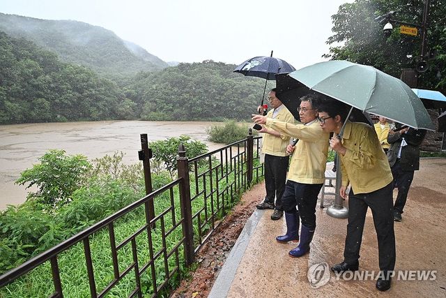 지난해 반구대 암각화 점검하던 허민 국가유산청장 모습 
