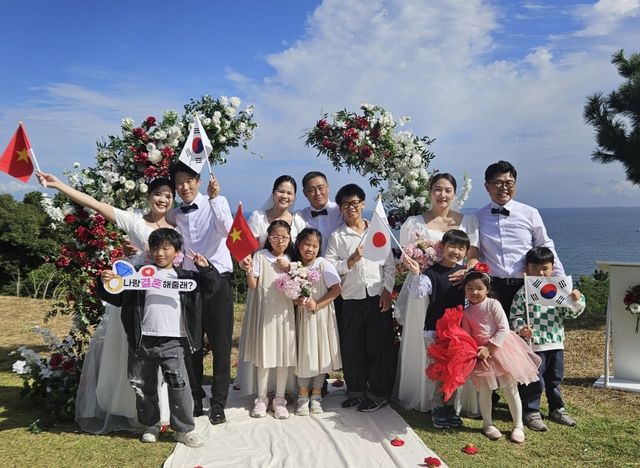 지난해 지심도에서 리마인드 웨딩을 한 다문화가정