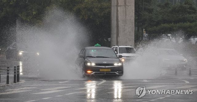 물보라 일으키며 주행하는 택시