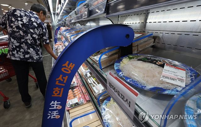 기록적 무더위에 소비자들 긴장…양식장 광어 폐사