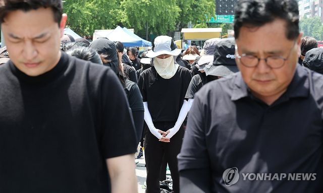 "묵념하는 교사들"