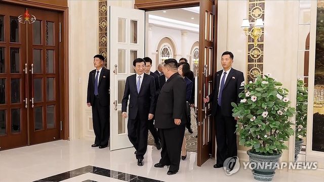 김정은, 중국 왕후닝 접견