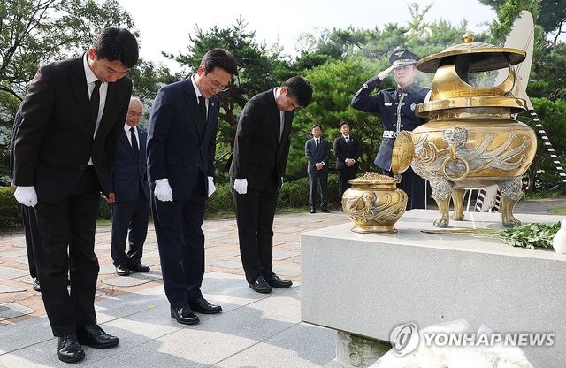 묵념하는 김민석 전 국무총리