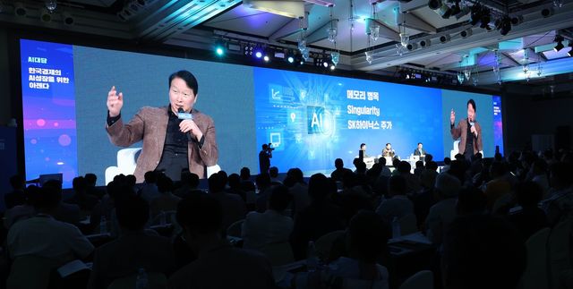 AI 성장 주제로 대담 중인 최태원 대한상의 회장