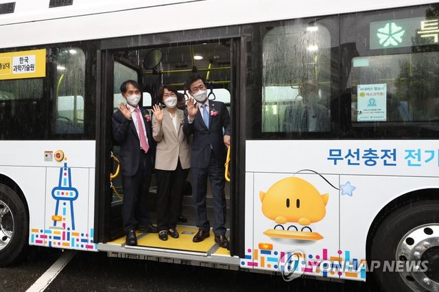 무선충전버스 시승하는 임혜숙 장관