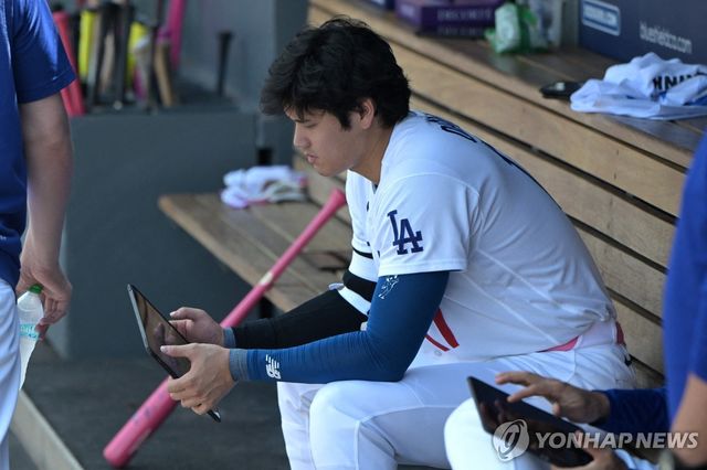 경기 중 더그아웃에서 태블릿PC로 영상 체크하는 오타니