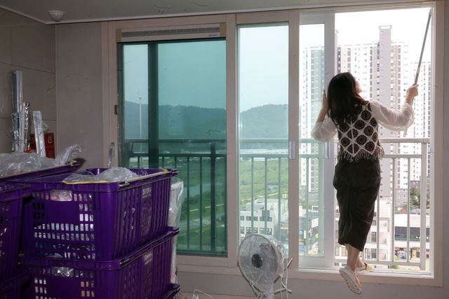 이삿짐도 못 푼 채 거미줄 제거