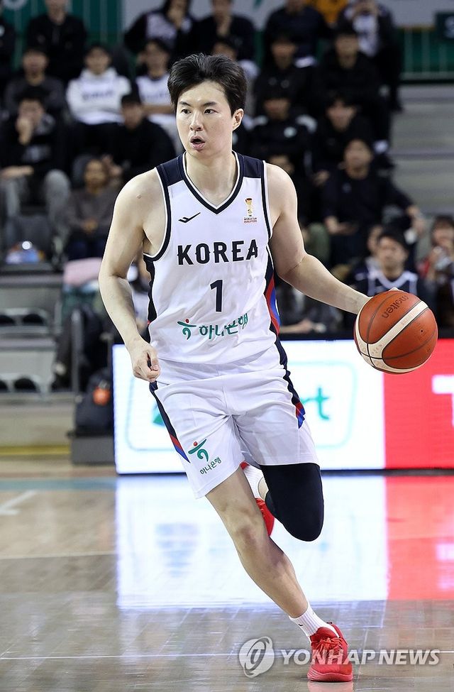 드리블하는 이현중