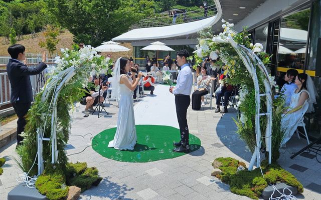 지난 6월 14일 남해 조도에서 작은 결혼식을 올리는 커플
