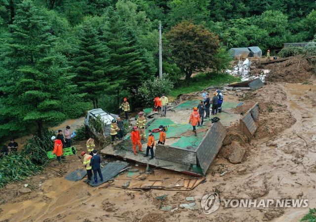 산사태로 매몰된 횡성 둔내면의 주택