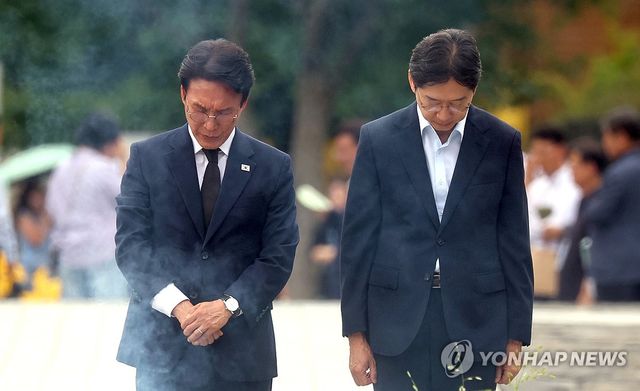 김민석·김경수, 노무현 전 대통령 묘역 참배