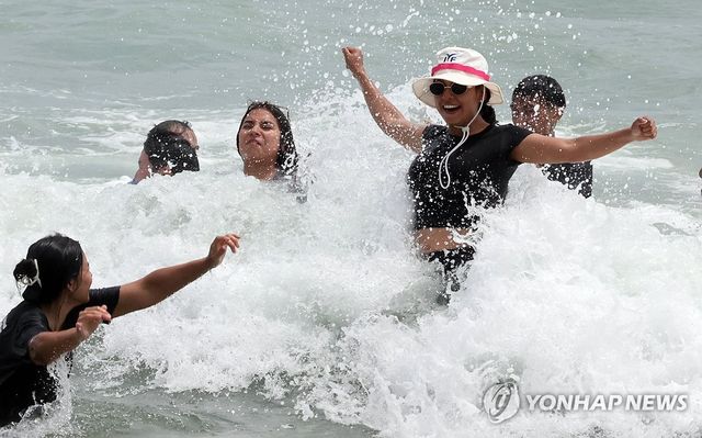 한여름 해운대, 파도 속 피서