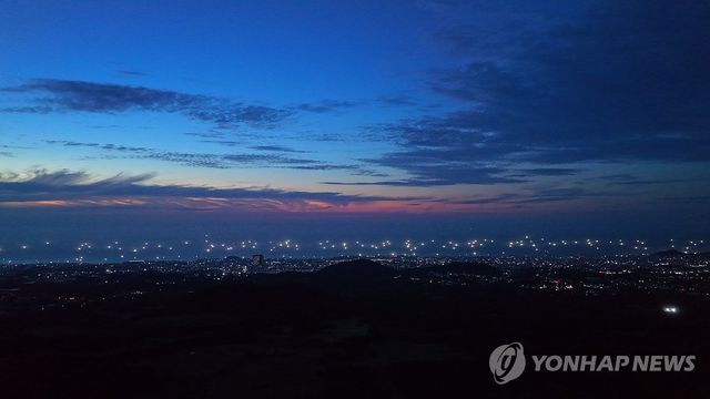 해질녘 제주 바다의 한치잡이 배들