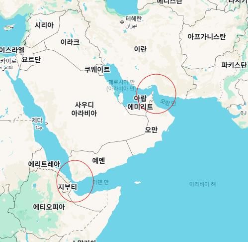 사우디아라비아 원유의 양대 수송로인 호르무즈 해협(오른쪽)과 바브엘만데브 해협