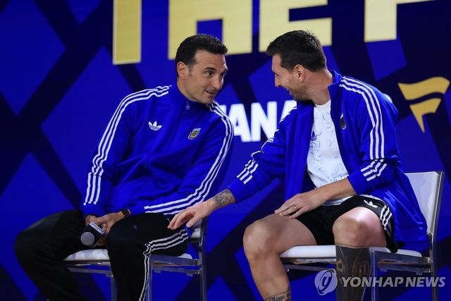메시(오른쪽)와 리오넬 스칼로니 감독