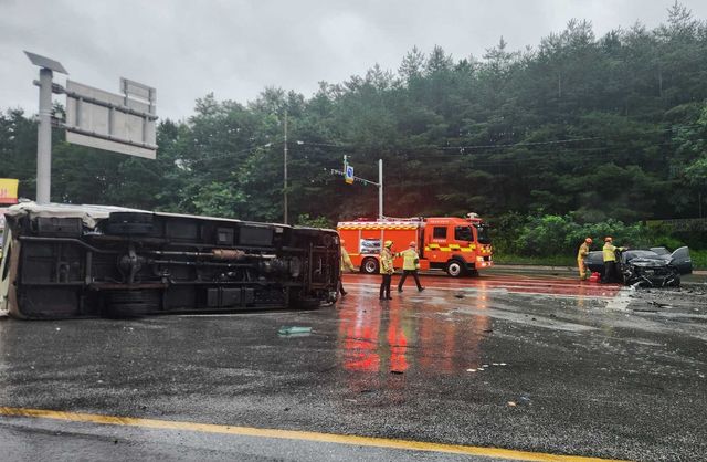 충돌로 전복된 버스와 승용차 