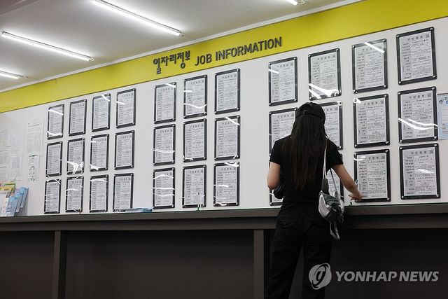 고용률 석달째 하락…청년층 고용부진 계속