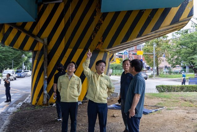 금정고가 점검 중인 한대희 군포시장(가운데)