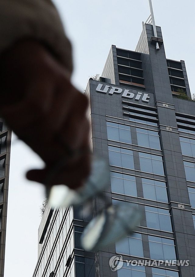 업비트 54분만에 코인 1천억개 털렸는데…해킹 제재 피하나