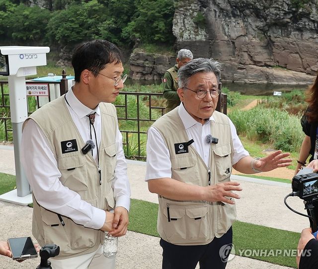 질문에 답하는 허민 국가유산청장