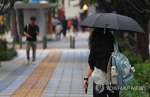 우산 쓴 시민