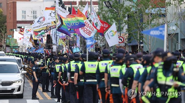 대구 도심 행진하는 '대구퀴어문화축제 퍼레이드'