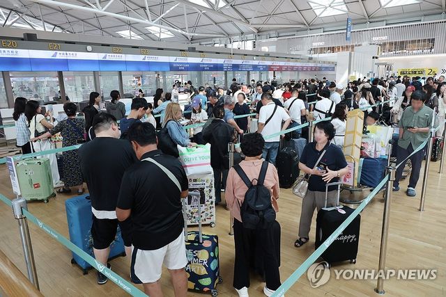 제헌절 연휴 앞둔 인천공항